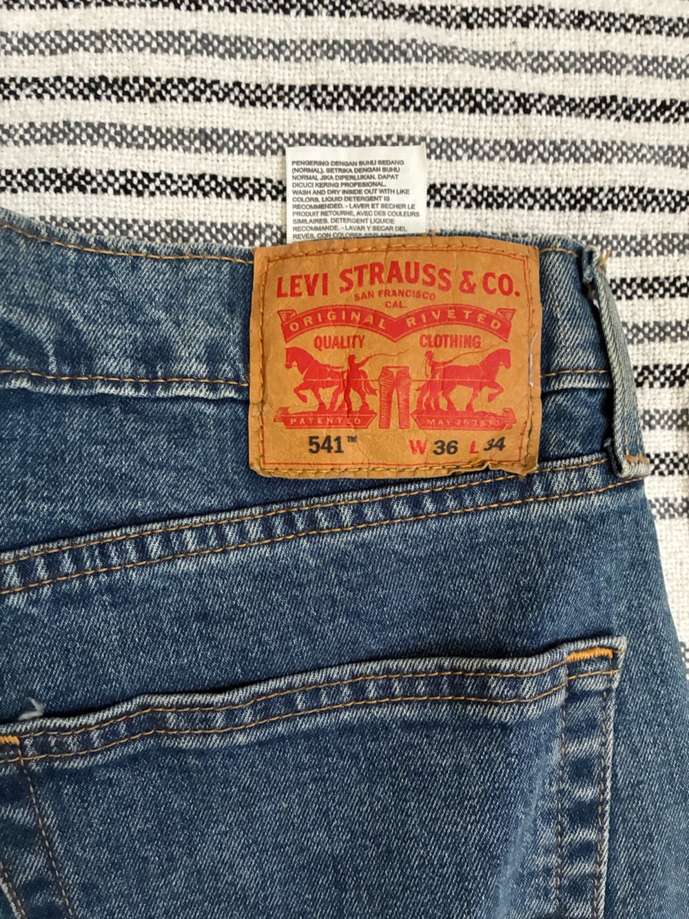 Levi's 541™ Men's Straight Blue Denim Jeans with Leather Patch